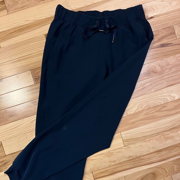 Lululemon size 6 joggers - Picture 1 of 2